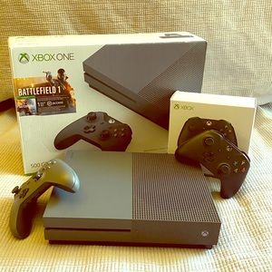 Xbox One console with 2 controllers